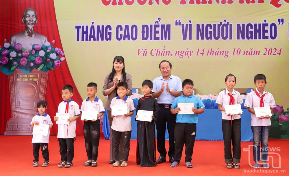 Lãnh đạo Ban Dân vận Tỉnh uỷ và huyện Võ Nhai trao hỗ trợ học tập cho học sinh có hoàn cảnh đặc biệt trên địa bàn xã Vũ Chấn.
