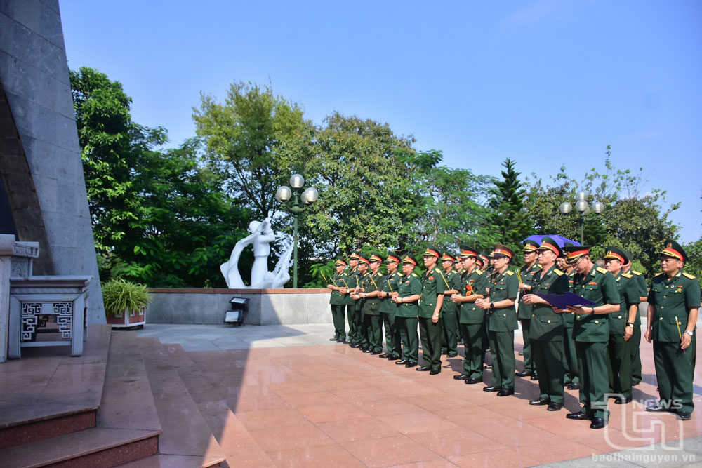 Đoàn đại biểu Cựu chiến binh dâng hương tại Đài tưởng niệm các Anh hùng liệt sĩ tỉnh.