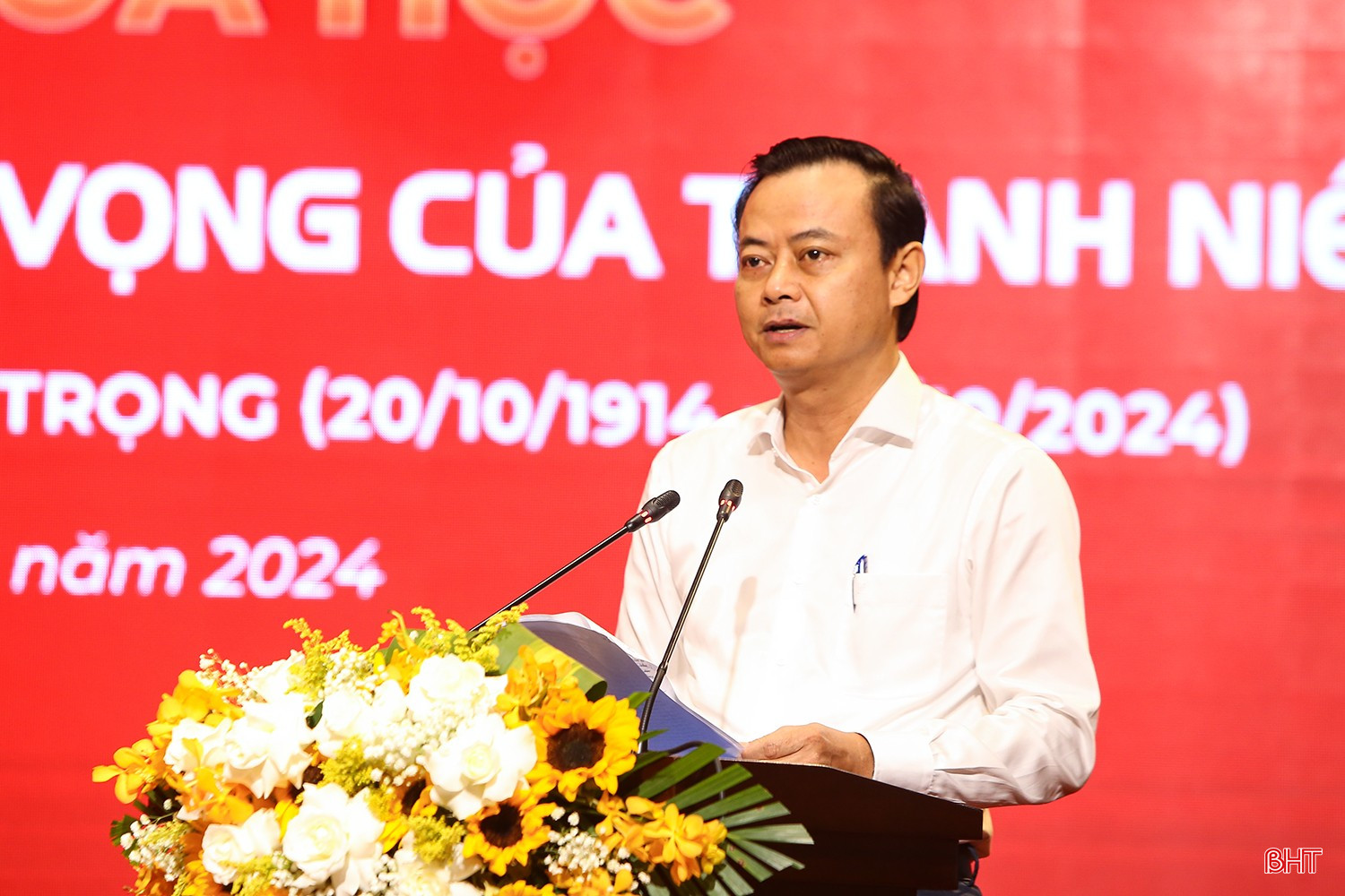 Trưởng ban Tuyên giáo Tỉnh ủy Hà Văn Hùng tham luận nội dung: “Truyền thống quê hương, gia đình với sự hình thành nhân cách và chí hướng cách mạng của đồng chí Lý Tự Trọng”.
