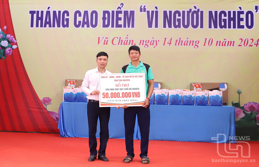Đại diện Uỷ ban MTTQ tỉnh trao hỗ trợ xoá nhà dột nát cho hộ nghèo xã Vũ Chấn.