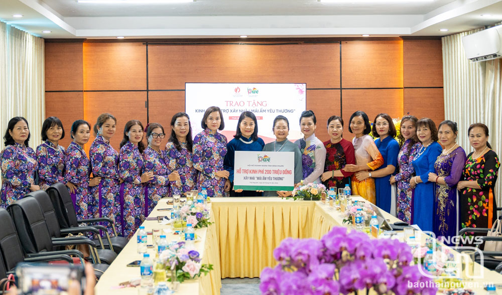 Hội Nữ Doanh nhân tỉnh Bình Phước trao tặng kinh phí 200 triệu đồng xây dựng “Mái ấm yêu thương”.