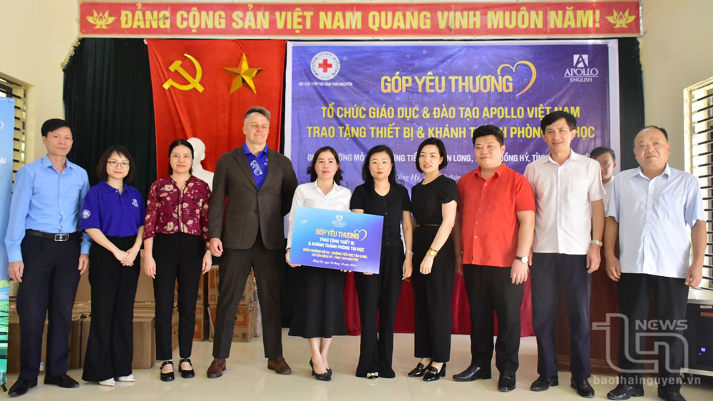 Tặng nhiều thiết bị học tập cho Điểm trường Mỏ Ba