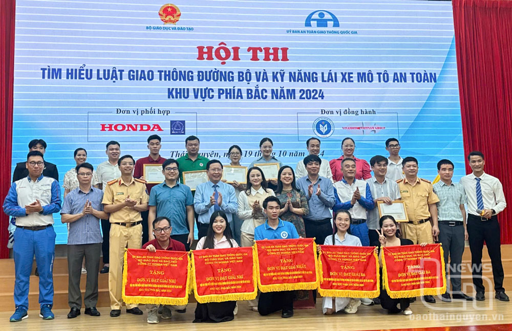 Gần 300 sinh viên tham dự hội thi tìm hiểu luật giao thông