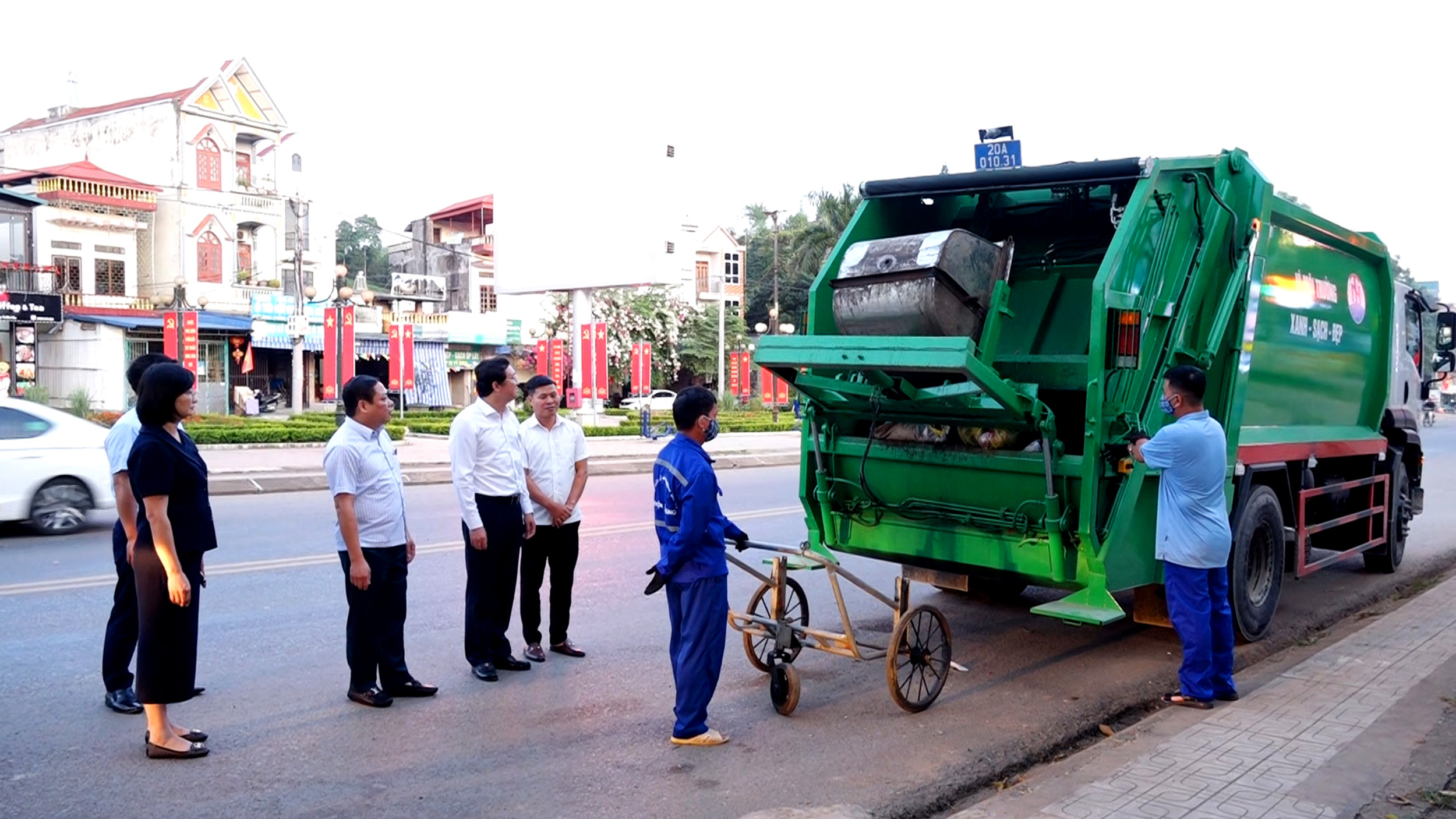 Phú Lương: Đưa vào sử dụng 2 xe chở rác chuyên dụng trị giá trên 3 tỷ đồng
