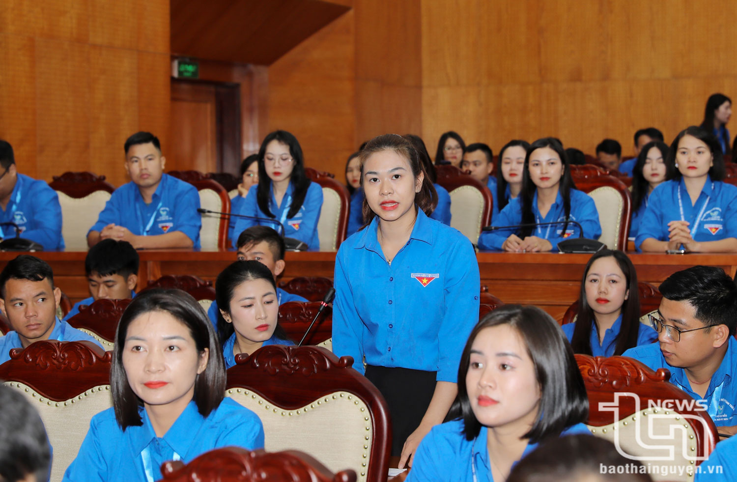 Thanh niên phát biểu ý kiến tại buổi đối thoại.