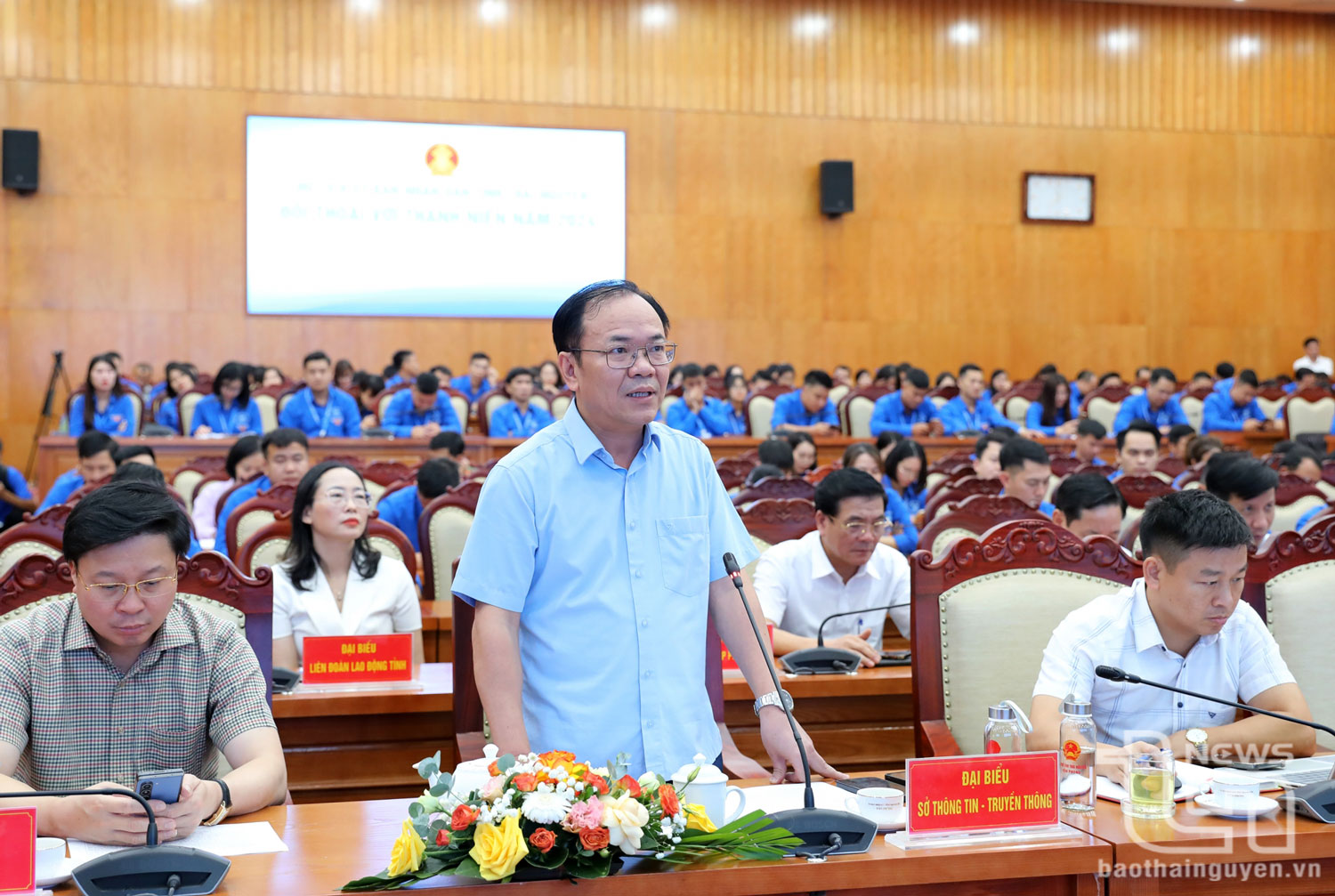 Đại diện một số sở, ngành trao đổi, trả lời những vấn đề thuộc thẩm quyền.