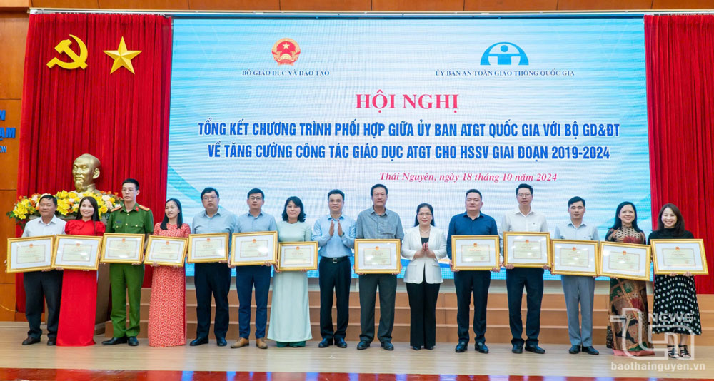 Lãnh đạo Bộ Giáo dục và Đào tạo, Ủy ban An toàn giao thông Quốc gia trao Bằng khen tặng các cá nhân có thành tích xuất sắc trong triển khai thực hiện chương trình phối hợp tăng cường công tác giáo dục an toàn giao thông cho HSSV giai đoạn 2019-2024.