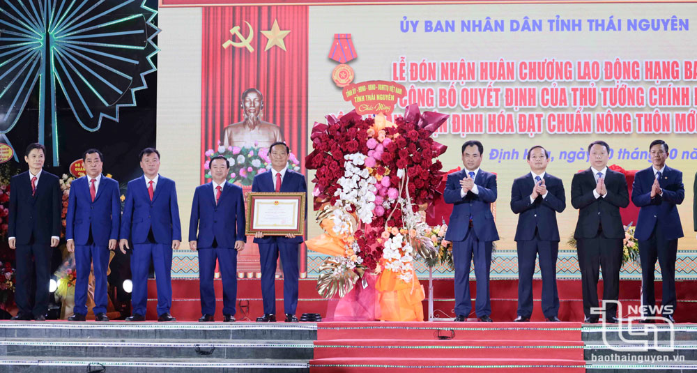 Lãnh đạo Tỉnh ủy - HĐND - UBND - Ủy ban MTTQ tỉnh Thái Nguyên tặng hoa chúc mừng huyện Định Hóa.