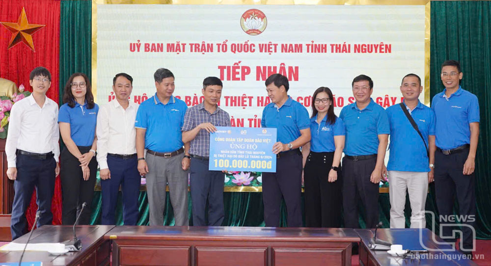 Đại diện Công đoàn Tập đoàn Bảo Việt trao tặng 100 triệu đồng hỗ trợ nhân dân tỉnh Thái Nguyên khắc phục hậu quả cơn bão số 3.