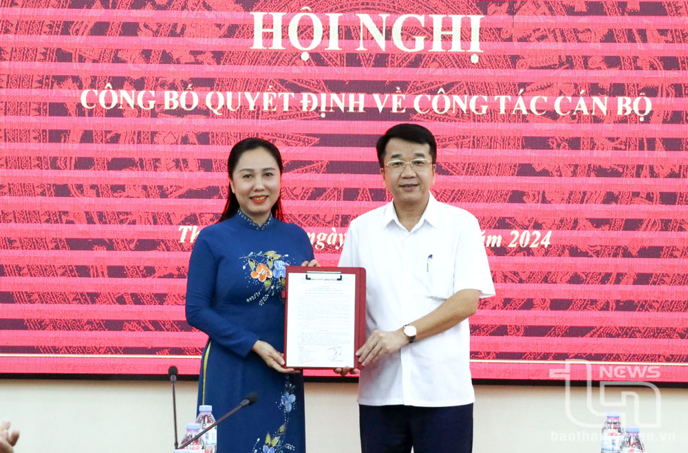 Đồng chí Nguyễn Thanh Bình, Phó Chủ tịch UBND tỉnh, trao quyết định bổ nhiệm đồng chí Nguyễn Thị Thủy giữ chức Phó Giám đốc Sở Khoa học và Công nghệ.