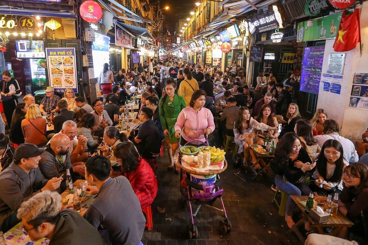Phố ẩm thực Tạ Hiện là địa chỉ vui chơi ăn uống hàng đầu của du khách nước ngoài và các bạn trẻ Hà Nội