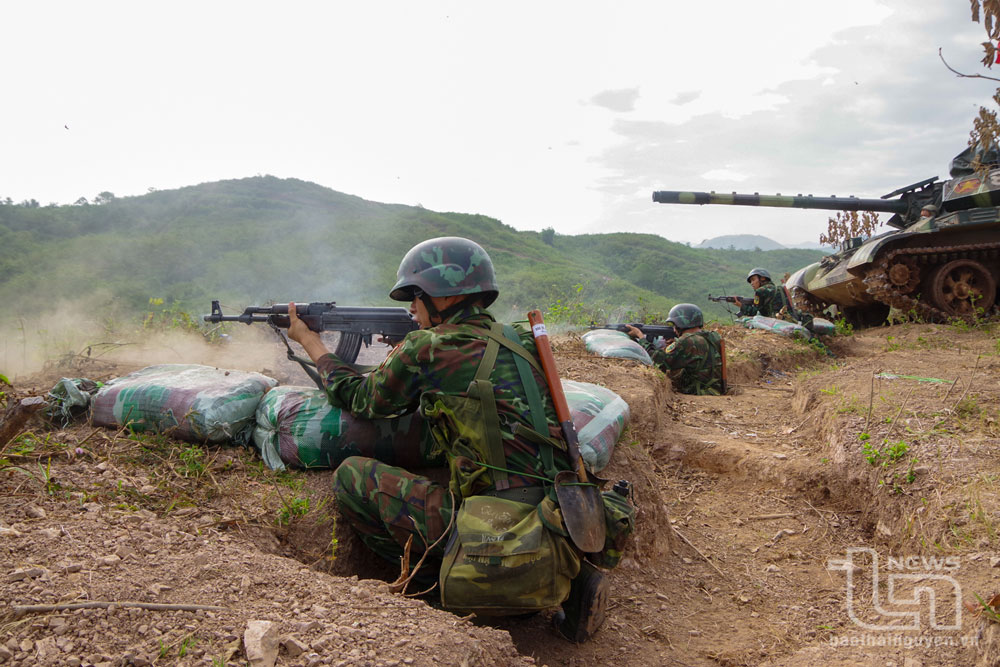 Phát triển chiến đấu, xung phong đánh chiếm mục tiêu.