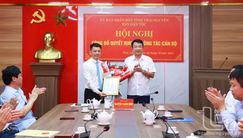Công bố các quyết định về công tác cán bộ