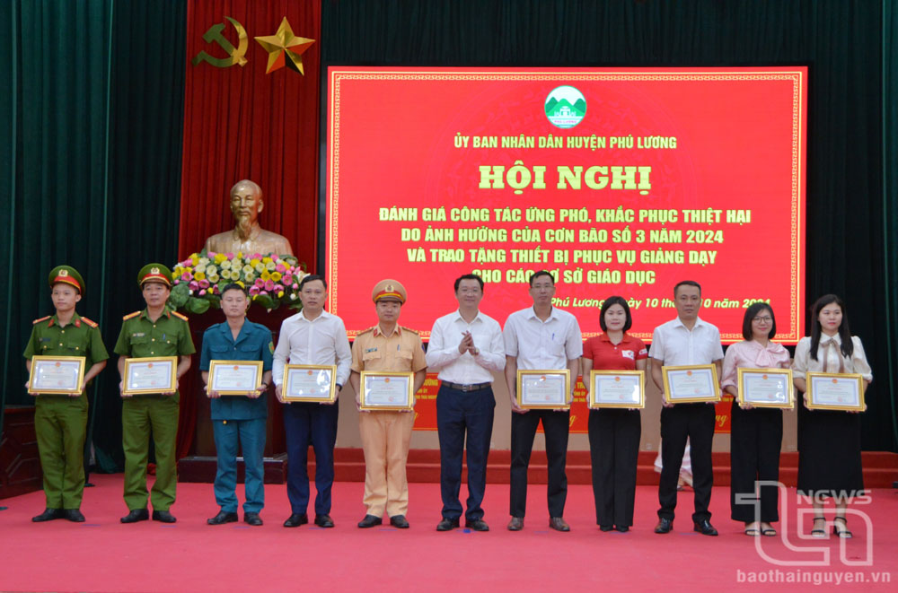 Đồng chí Nguyễn Quốc Hữu, Bí thư Huyện ủy Phú Lương, trao Giấy khen của UBND huyện cho các tập thể, cá nhân có thành tích xuất sắc đột xuất trong công tác phòng, chống, khắc phục hậu quả lũ lụt.
