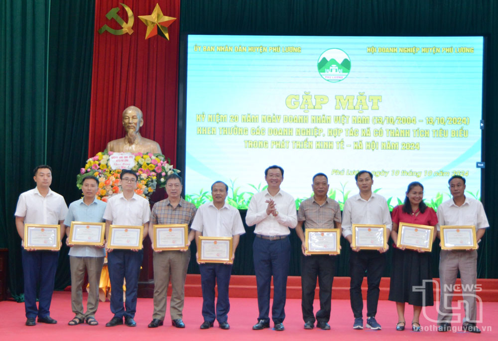 Huyện ủy Phú Lương trao Giấy khen của UBND huyện tặng các tập thể, cá nhân tiêu biểu, có nhiều đóng góp cho sự phát triển kinh tế - xã hội của huyện Phú Lương năm 2024.