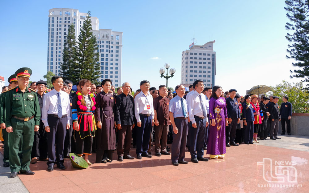 Các đại biểu dâng hương tại Đài tưởng niệm các Anh hùng liệt sĩ của tỉnh.