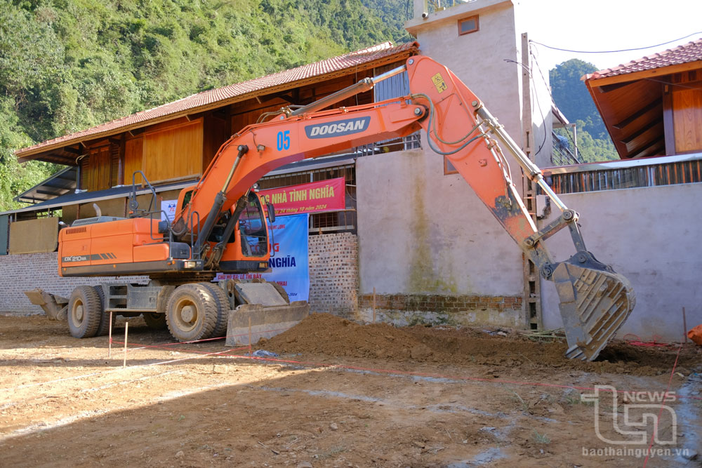 Ngay sau Lễ động thổ, gia đình chị Bảy được hỗ trợ đào móng nhà bằng máy xúc.