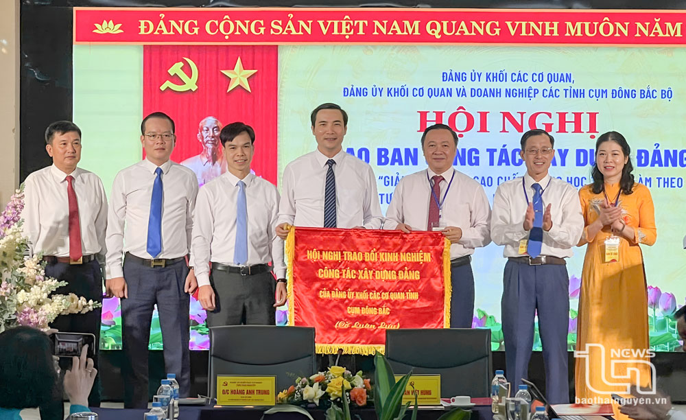 Tăng cường công tác xây dựng Đảng gắn với học tập và làm theo Bác