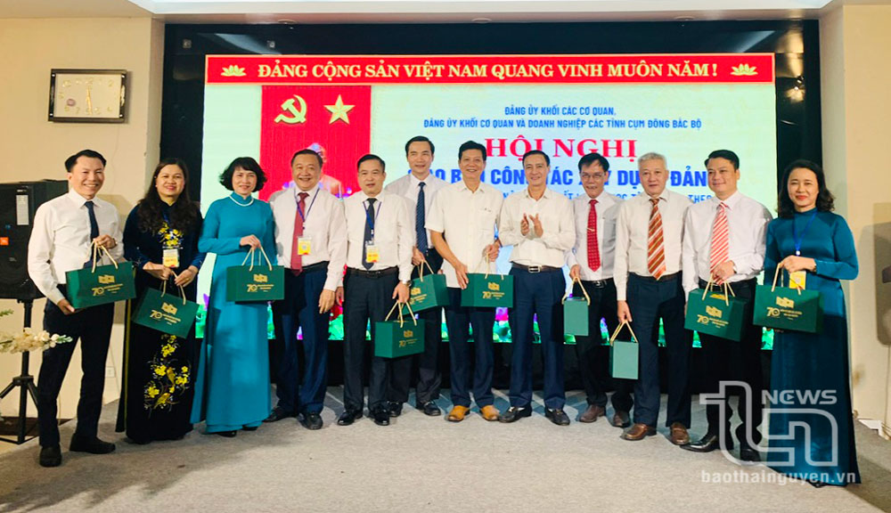 Đồng chí Trưởng Ban Tuyên giáo Tỉnh ủy Vũ Duy Hoàng và lãnh đạo Đảng ủy Khối các cơ quan tỉnh Thái Nguyên trao quà cho đại diện các đoàn.