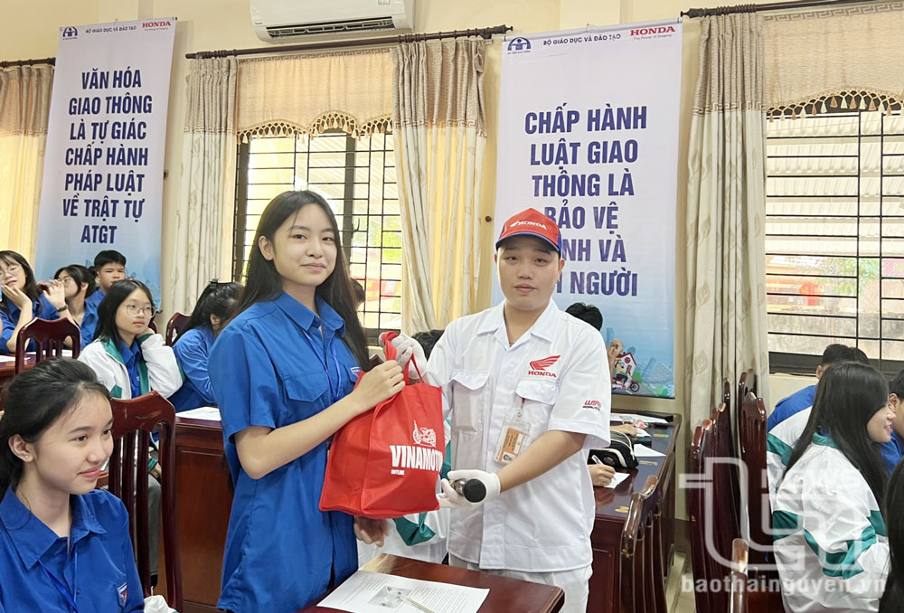 Phát động học sinh, sinh viên chấp hành nghiêm luật giao thông