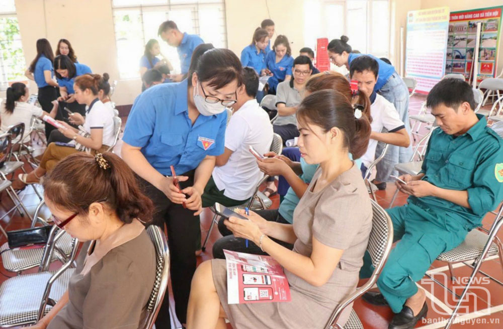 Các thành viên Tổ hỗ trợ chuyển đổi số hướng dẫn các doanh nghiệp cài đặt phần mềm kế toán doanh nghiệp nhỏ và vừa.