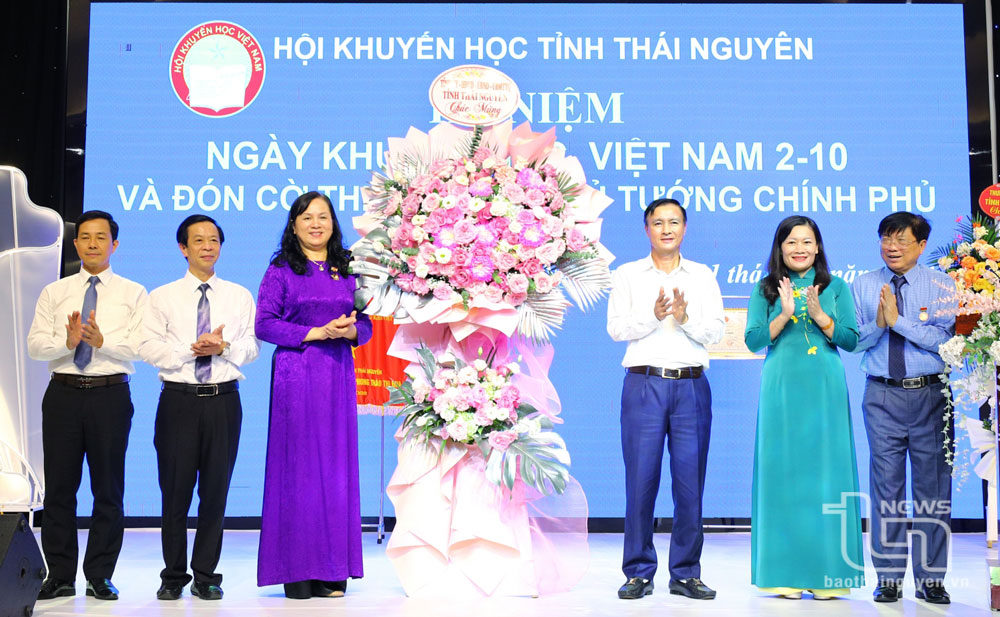 Hội Khuyến học tỉnh Thái Nguyên đón nhận Cờ thi đua xuất sắc của Thủ tướng Chính phủ