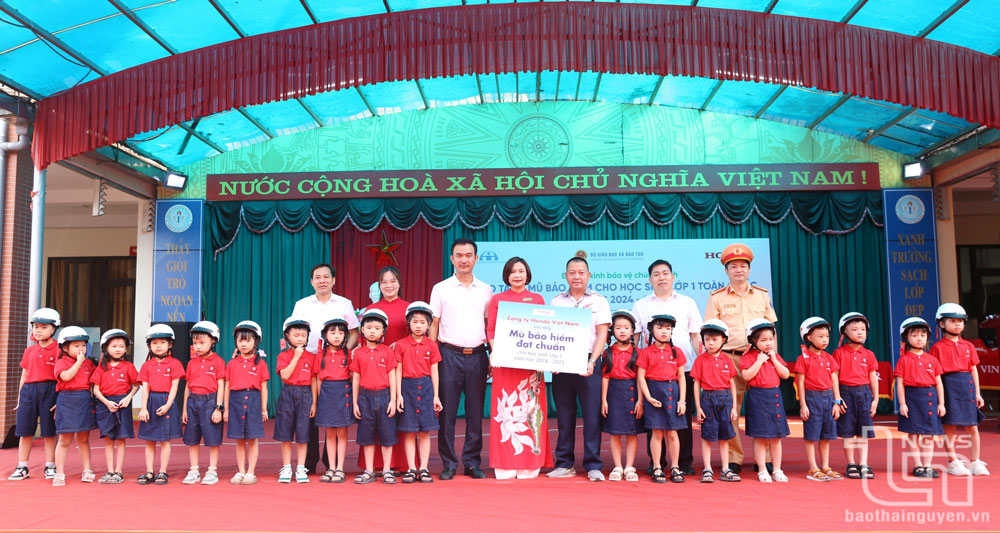 Trao tặng mũ bảo hiểm cho học sinh lớp 1