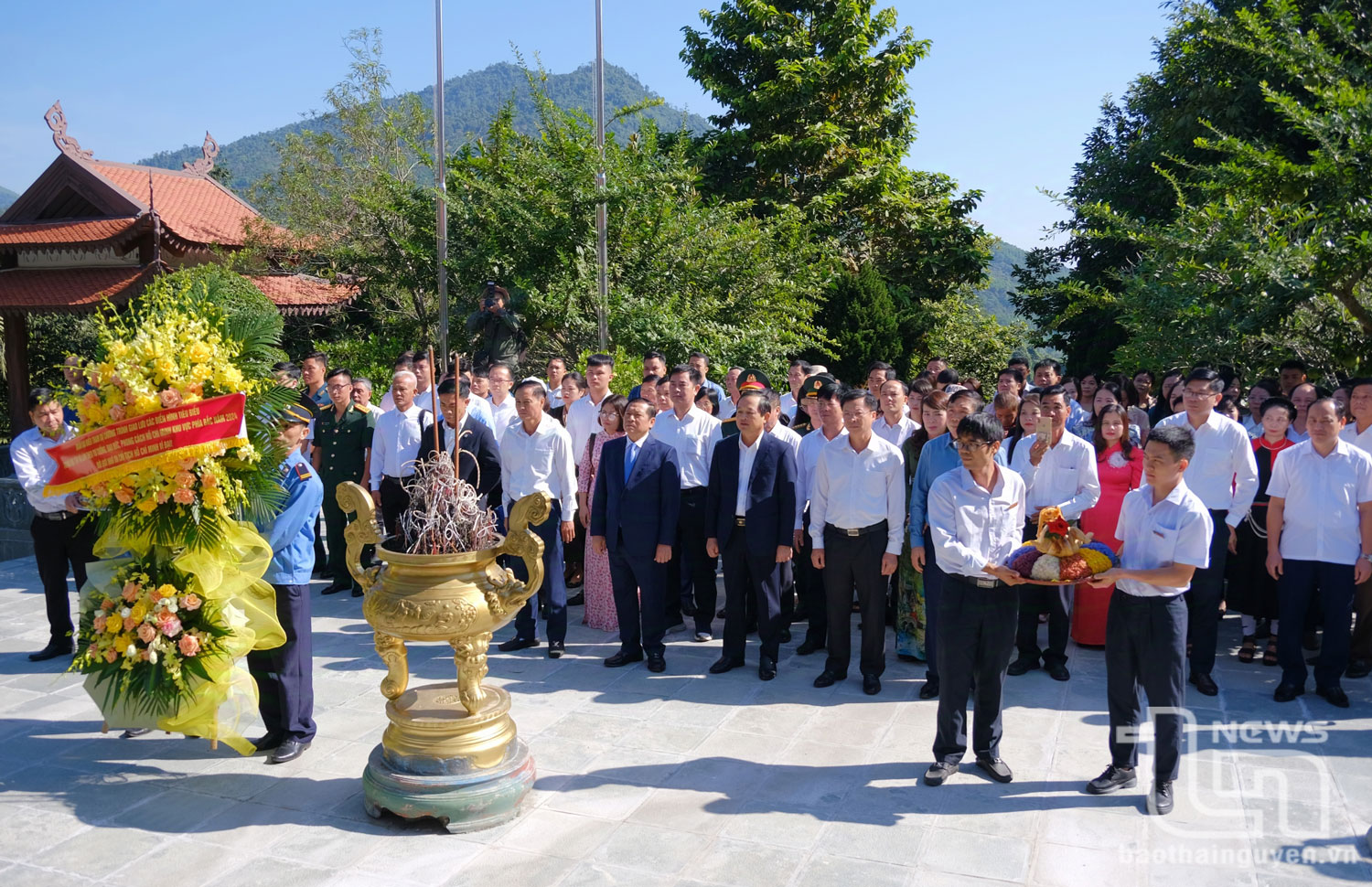 Các đại biểu dâng hương tại Khu di tích lịch sử Quốc gia đặc biệt ATK Định Hóa.
