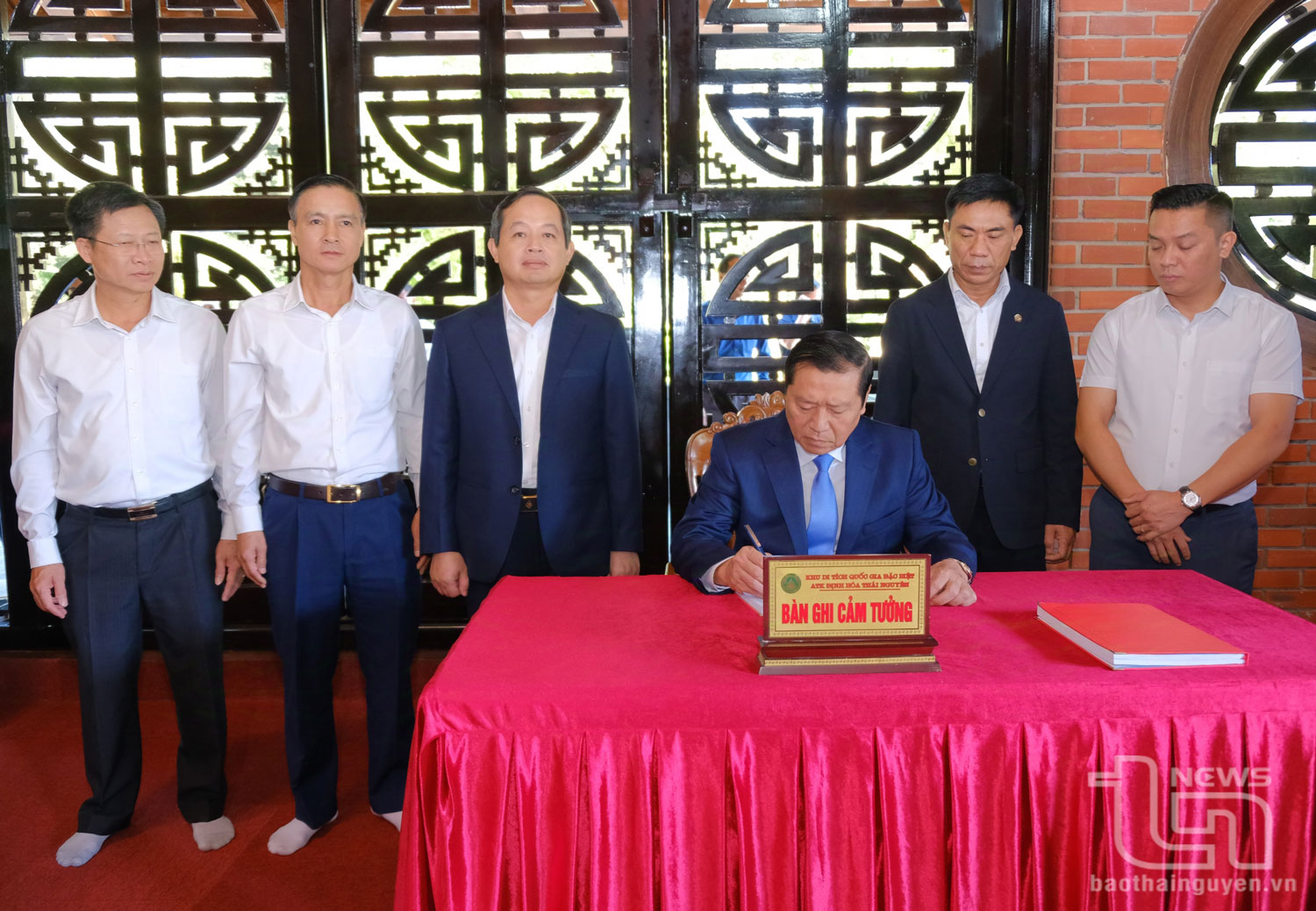 Đồng chí Lại Xuân Môn ghi cảm tưởng trước anh linh Chủ tịch Hồ Chí Minh.