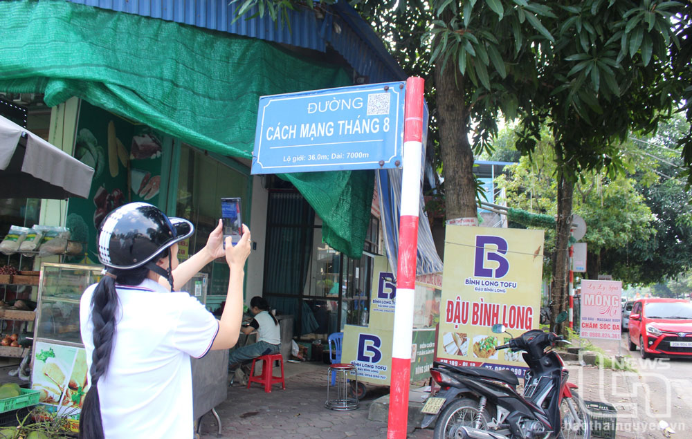 Nhiều tiện ích khi gắn mã QR trên bảng tên đường