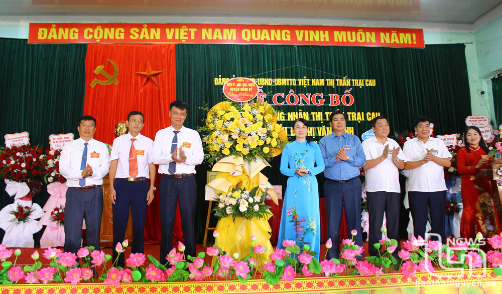 Lãnh đạo huyện Đồng Hỷ tặng hoa chúc mừng thị trấn Trại Cau tại buổi Lễ.