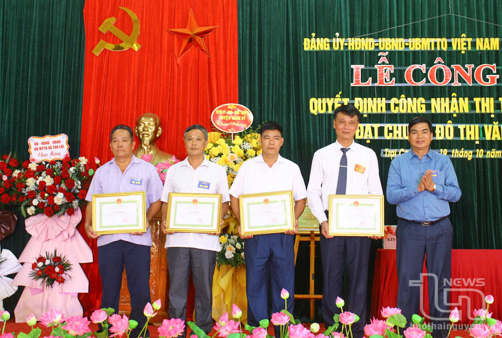 Lãnh đạo huyện Đồng Hỷ trao khen thưởng cho các tập thể có thành tích xuất sắc trong cuộc vận động xây dựng thị trấn Trại Cau đạt chuẩn đô thị văn minh.