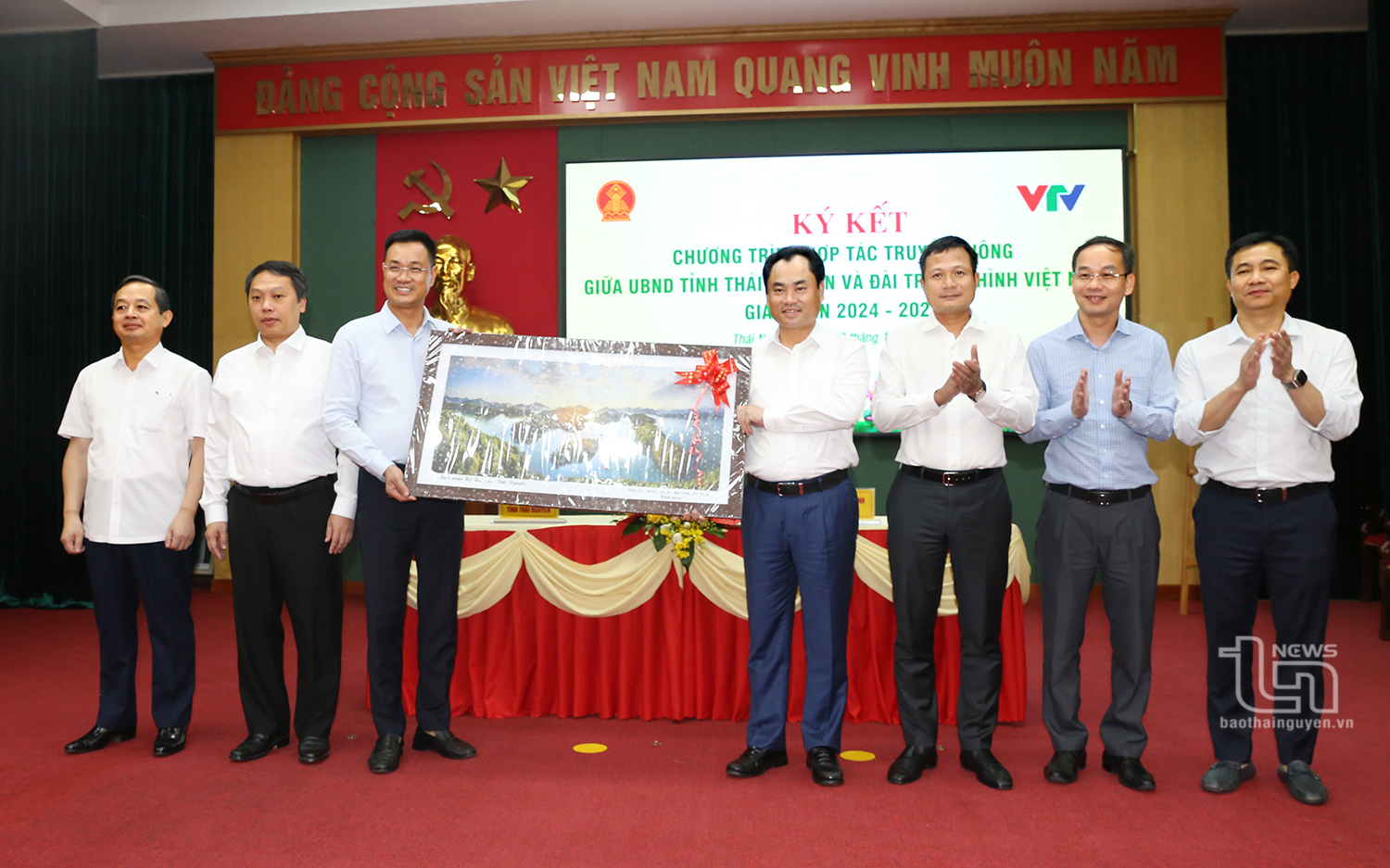 Lãnh đạo tỉnh Thái Nguyên tặng quà lưu niệm Đoàn công tác của VTV.