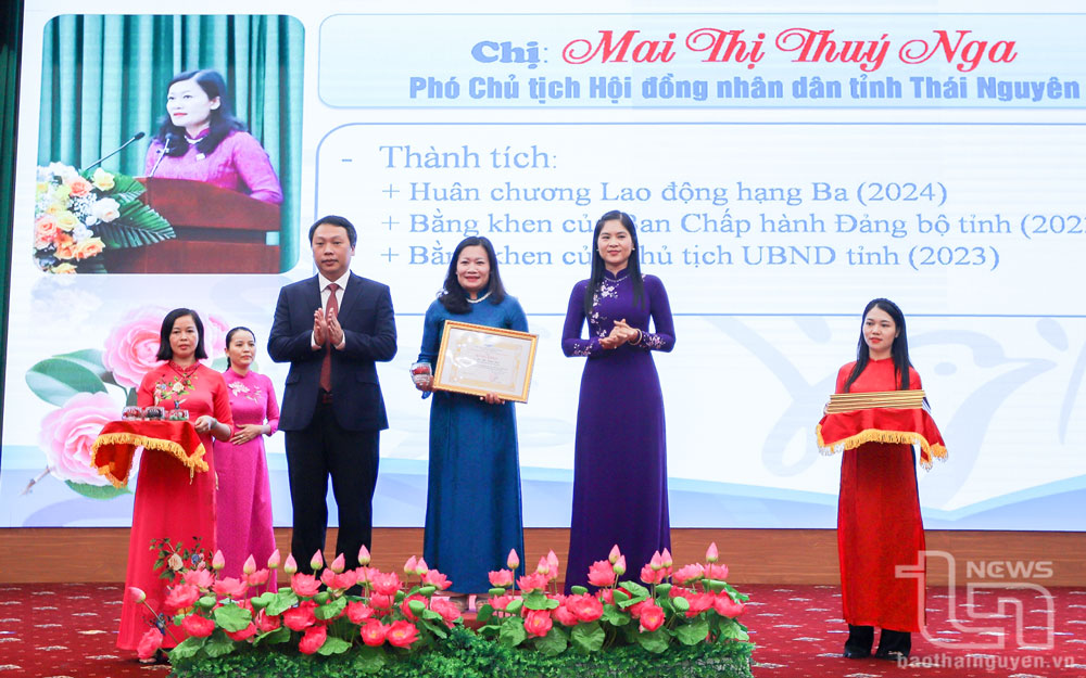 Đồng chí Chủ tịch UBND tỉnh Nguyễn Huy Dũng và đồng chí Chủ tịch Hội LHPN tỉnh Phạm Thị Thu Thủy trao Bằng khen của Ban Chấp hành Hội LHPN tỉnh tặng các cá nhân tiêu biểu.