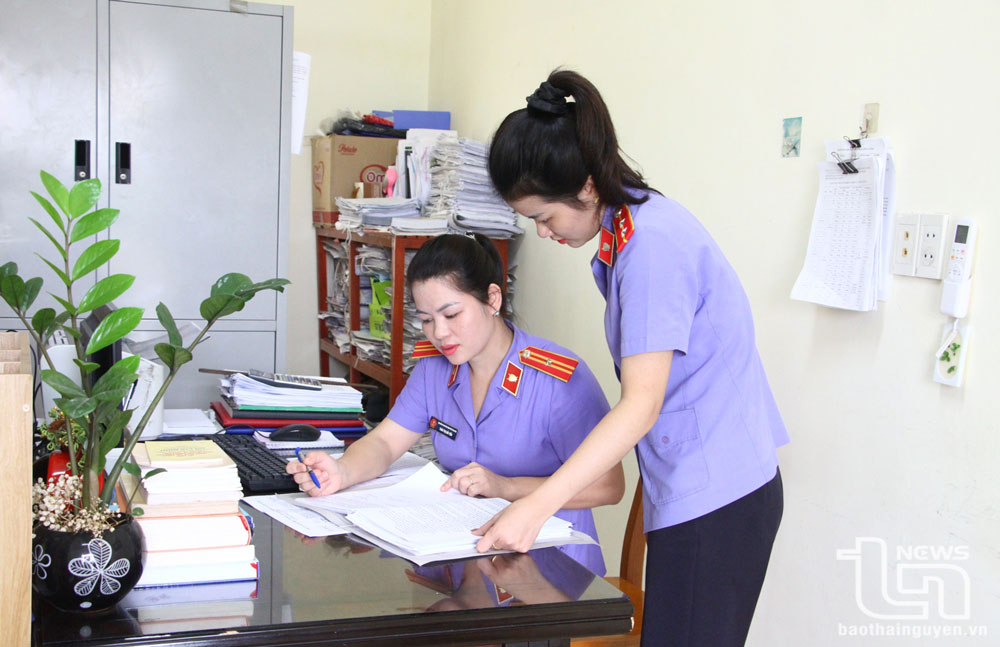 Nữ kiểm sát viên hai giỏi