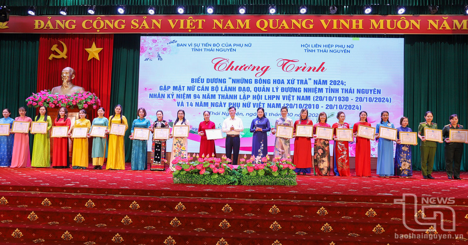 Đồng chí Trưởng Ban Tổ chức Tỉnh ủy Dương Xuân Hùng và đồng chí Phó Chủ tịch Hội LHPN tỉnh Hứa Thị Châu Giang trao Bằng khen của Ban Chấp hành Hội LHPN tỉnh tặng các cá nhân tiêu biểu.