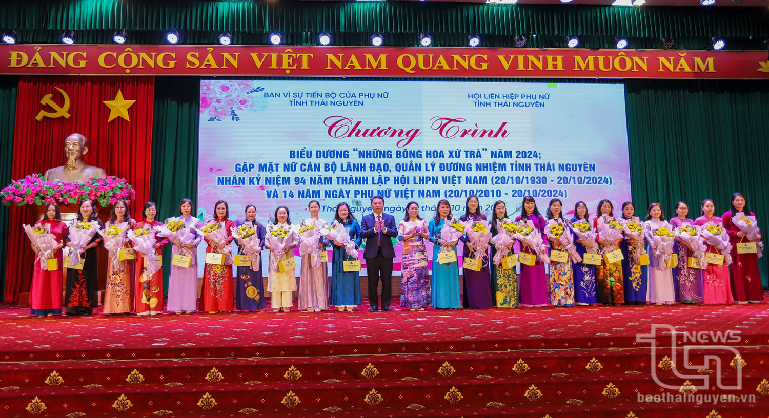 Đồng chí Chủ tịch UBND tỉnh Nguyễn Huy Dũng tặng hoa chúc mừng các cá nhân nữ có đóng góp tích cực cho công tác hội và phong trào phụ nữ.