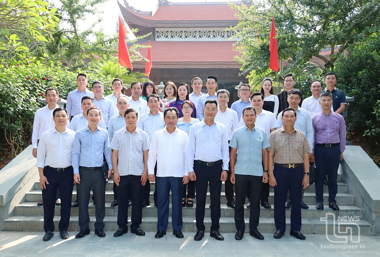Các đại biểu chụp ảnh lưu niệm.