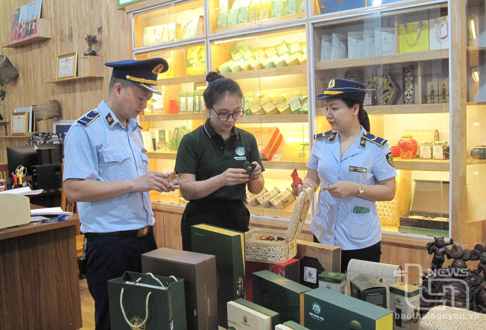 Cơ quan chức năng hỗ trợ HTX trà Sơn Dung (phường Quang Trung, TP. Thái Nguyên) thực hiện chuyển đổi số trong quản lý sản phẩm.