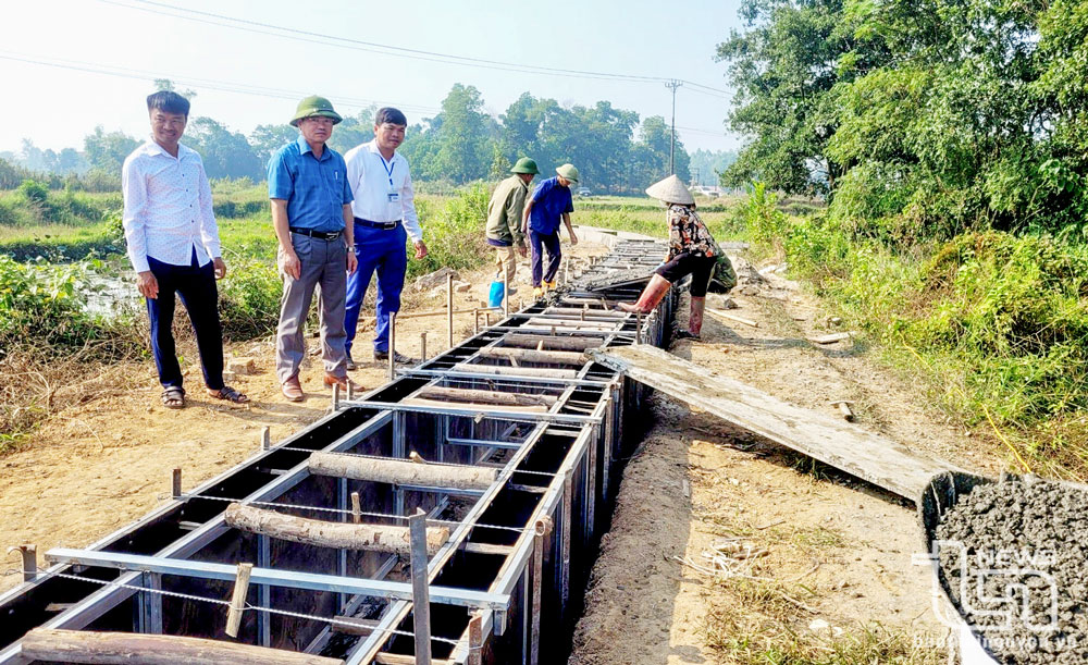 Xây dựng kênh mương thủy lợi ở phường Đắc Sơn (TP. Phổ Yên). Ảnh: C.T.V