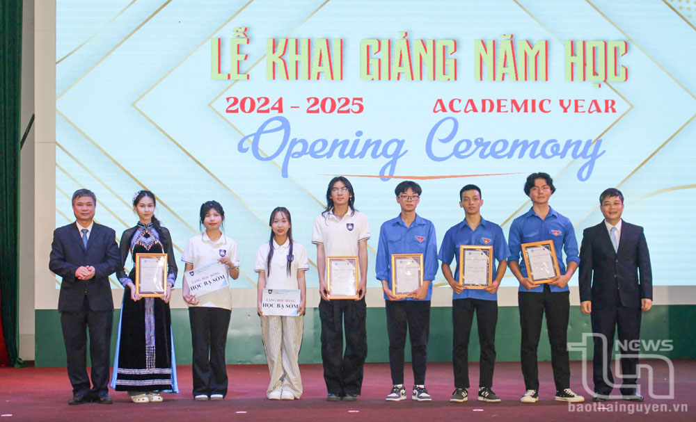 Lãnh đạo Đại học Thái Nguyên và Khoa Quốc tế trao học bổng cho các sinh viên có thành tích xuất sắc trong học tập.
