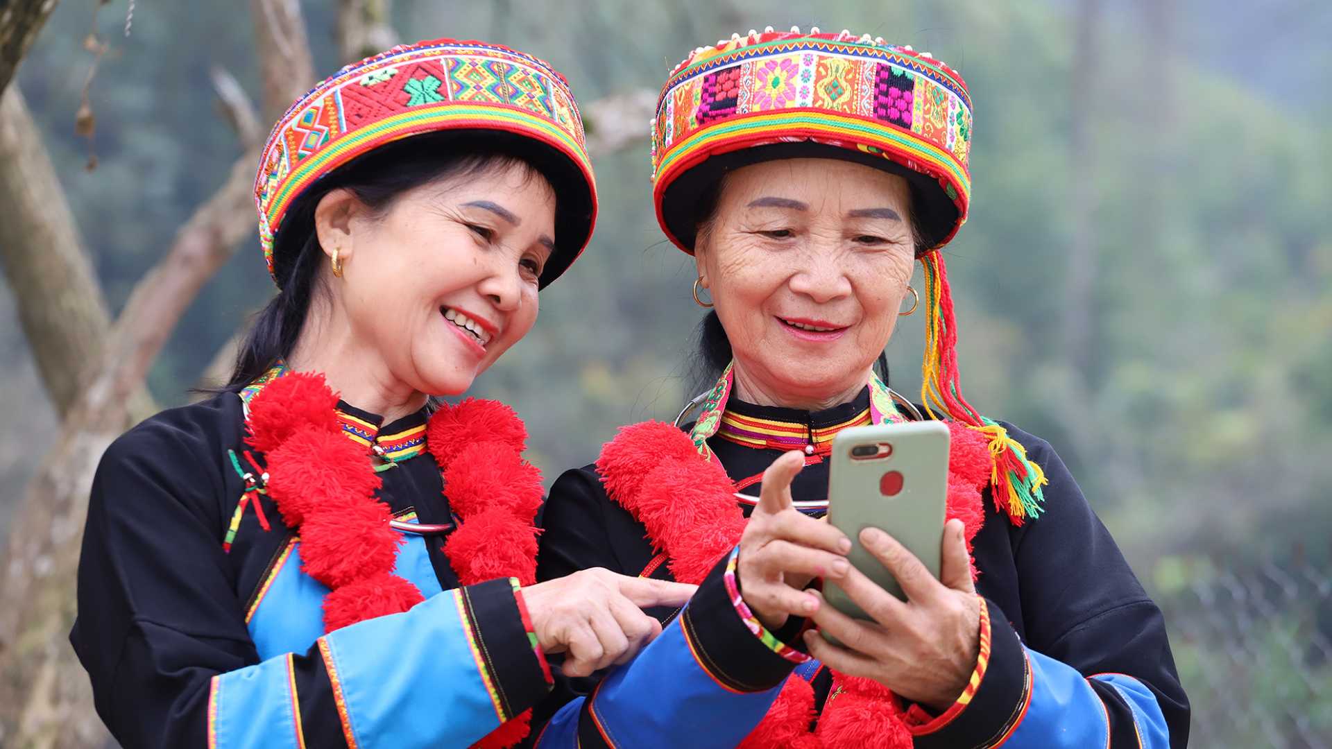Đồng bào người dân tộc Dao xóm Ba Họ, xã Yên Ninh (Phú Lương) sử dụng điện thoại thông minh truy cập Internet băng thông rộng không dây 4G ngay tại trung tâm xóm