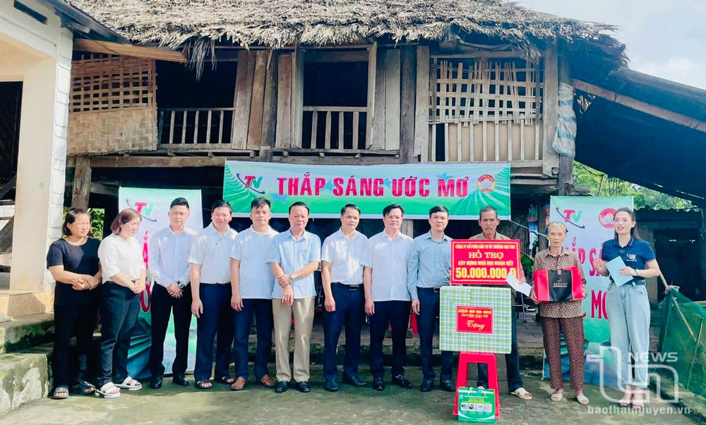 Đại diện Công ty CP Đầu tư và Thương mại TNG cùng các tổ chức, cá nhân tặng kinh phí làm nhà đại đoàn kết cho gia đình ông Trần Thanh Lạo, xóm Quéo, xã Phục Linh (Đại Từ).