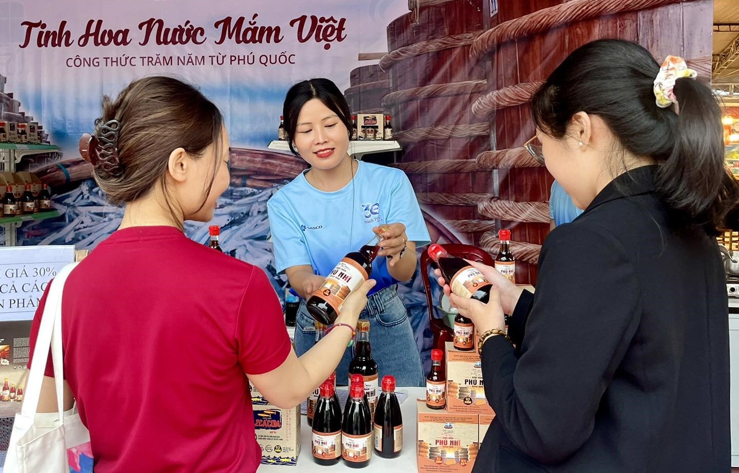 Tôn vinh nước mắm truyền thống Việt trên bàn ăn thế giới