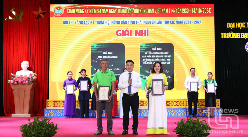 Đồng chí Ngô Thế Hoàn, Chủ tịch Hội Nông dân tỉnh, trao chứng nhận cho tác giả, nhóm tác giả đạt giải trong Hội thi Sáng tạo kỹ thuật trong nông dân tỉnh Thái Nguyên lần thứ XII, năm 2023-2024.