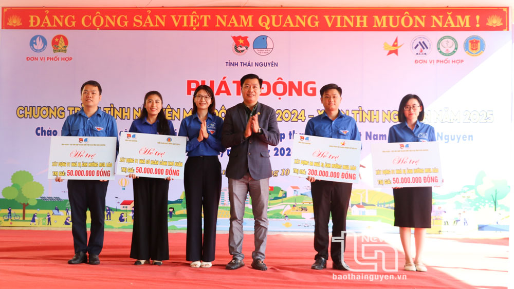 Đại diện các đơn vị trao tặng các nguồn lực tại chương trình.