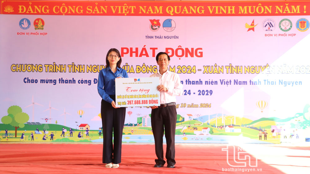 Tỉnh đoàn Thái Nguyên trao gần 400 triệu đồng tặng Ủy ban MTTQ tỉnh để triển khai các hoạt động hỗ trợ nhân dân khắc phục hậu quả bão số 3.