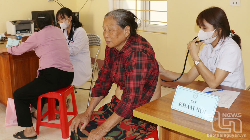 Hoạt động khám bệnh miễn phí cho người dân tại chương trình.