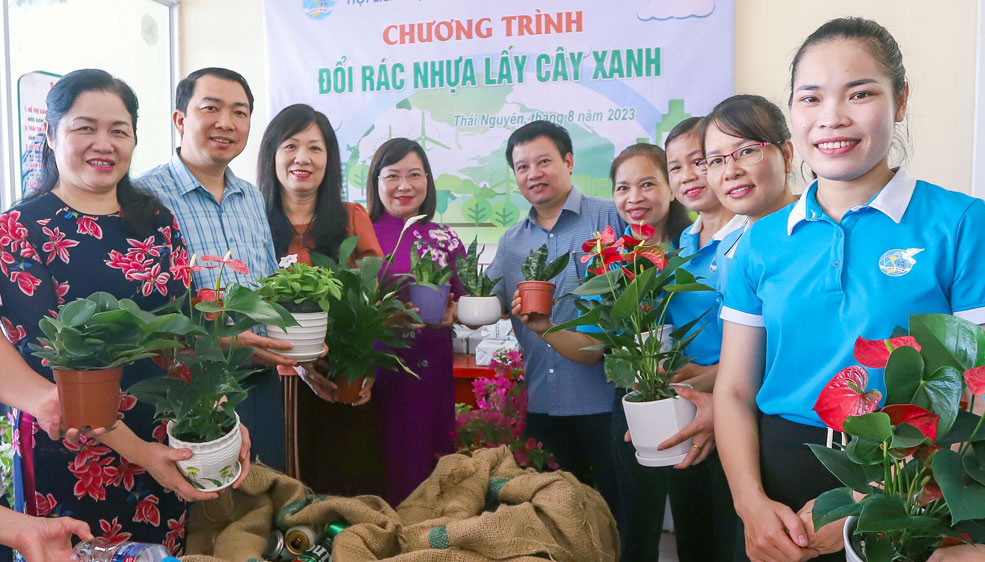 Đổi rác lấy… cây xanh
