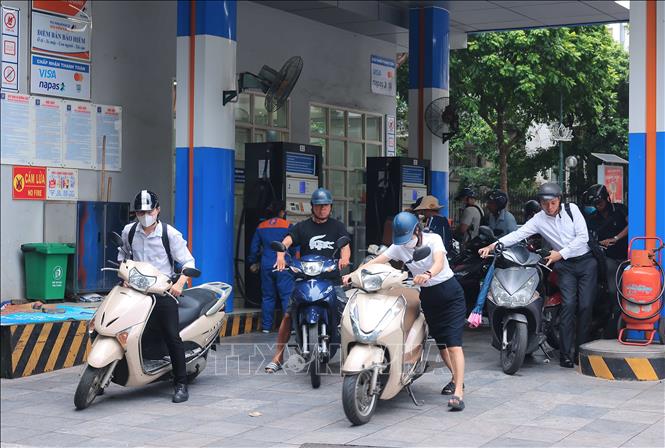 Xăng giảm hơn 700 đồng/lít 